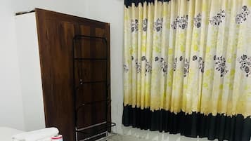 Bureau, espace de travail pour ordinateur portable, Wi-Fi gratuit