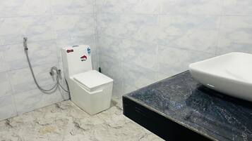 Basic-Doppel- oder -Zweibettzimmer, Gartenblick | Badezimmer