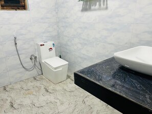 Eenvoudige kamer, 1 twee- of 2 eenpersoonsbedden, uitzicht op tuin | Badkamer | Een douche, een haardroger, handdoeken, zeep