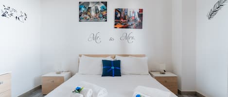 Escritorio, tabla de planchar con plancha, wifi y ropa de cama