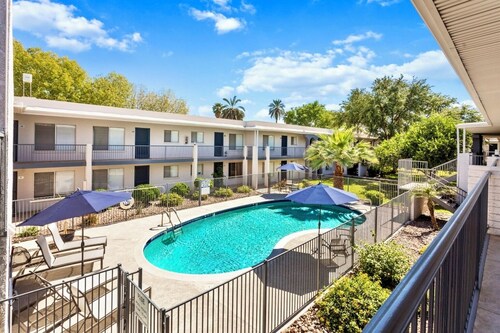 Downtown Mesa Apartment - Pool, W/D, 65” TV, Walk to Dining