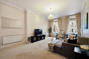 Living area - Chic Mayfair Retreat near Hyde Park (London)