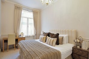 Iron/ironing board, WiFi, bed sheets - Chic Mayfair Retreat near Hyde Park (London)
