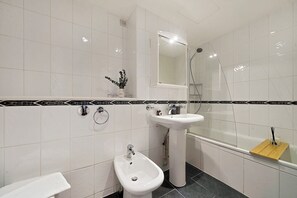 Secadora de cabello, bidet, toallas, jabón 