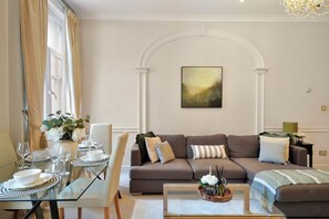 Living area - Chic Mayfair Retreat near Hyde Park (London)