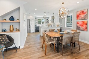 Dining - Stylish Designer Beach House with AC & Private Garage (San Diego)