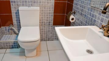 تجهيزات دش، خف للقدمين، مناشف، صابون