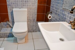 Shower, slippers, towels, soap - Decale Jewel Stone Hotel (Nairobi)