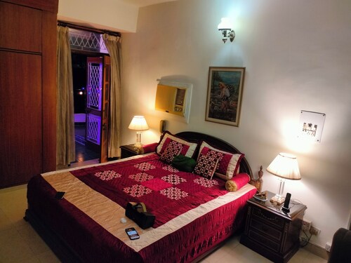 South Delhi Luxury Breezy two bedroom apartment with Personal terrace free wifi 