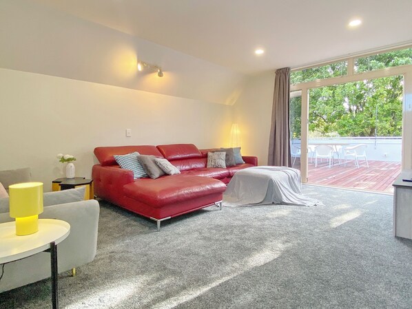 Smart TV - Designer 6BR Home Backyard Direct Park Access (Auckland)