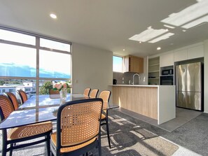 Dining - Designer 6BR Home Backyard Direct Park Access (Auckland)