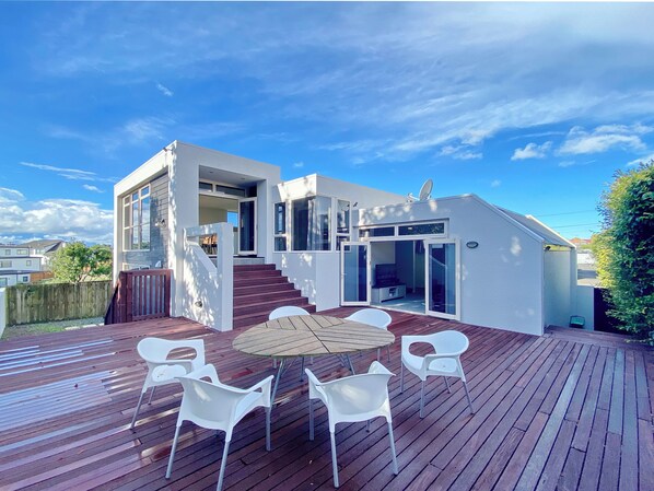 Outdoor dining - Designer 6BR Home Backyard Direct Park Access (Auckland)