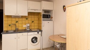 Jääkaappi, leivänpaahdin, keittoastiat/astiat/ruokailuvälineet