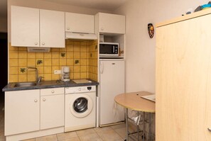 Refrigerador, tostadora y utensilios de cocina 