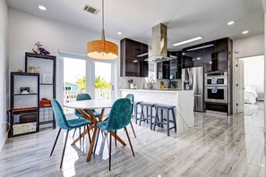 Dining - Keys Breeze: 3BR Ramrod Retreat w/ Pool, Dockage, Atlantic & Gulf Access, Parking & Dog-Friendly (Summerland Key)