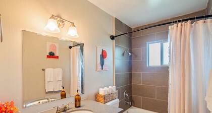 Downtown Mesa Apartment - Pool, W/D, 65” TV, Walk to Dining