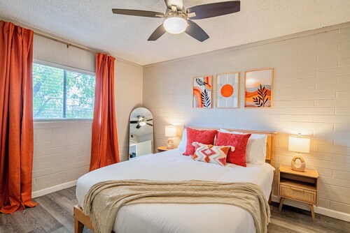 Downtown Mesa Apartment - Pool, W/D, 65” TV, Walk to Dining