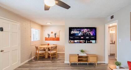 Downtown Mesa Apartment - Pool, W/D, 65” TV, Walk to Dining