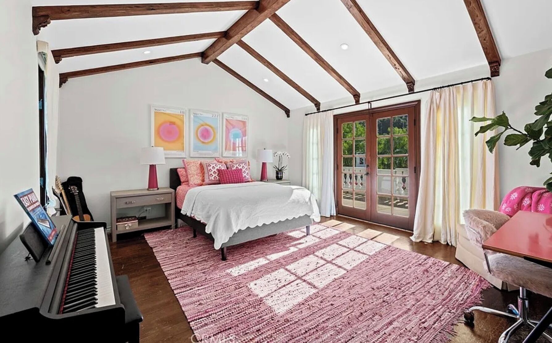 Un dormitorio con un piano, una cama, un ventanal y vistas al verdor exterior.