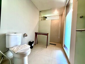 Double or Twin Room | Bathroom - Dealton Hotel Sanur (Denpasar)