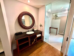 Double or Twin Room | Bathroom - Dealton Hotel Sanur (Denpasar)