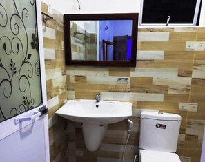 家庭三人房, 花園景觀 | 浴室 | 淋浴設備、免費盥洗用品、吹風機、毛巾