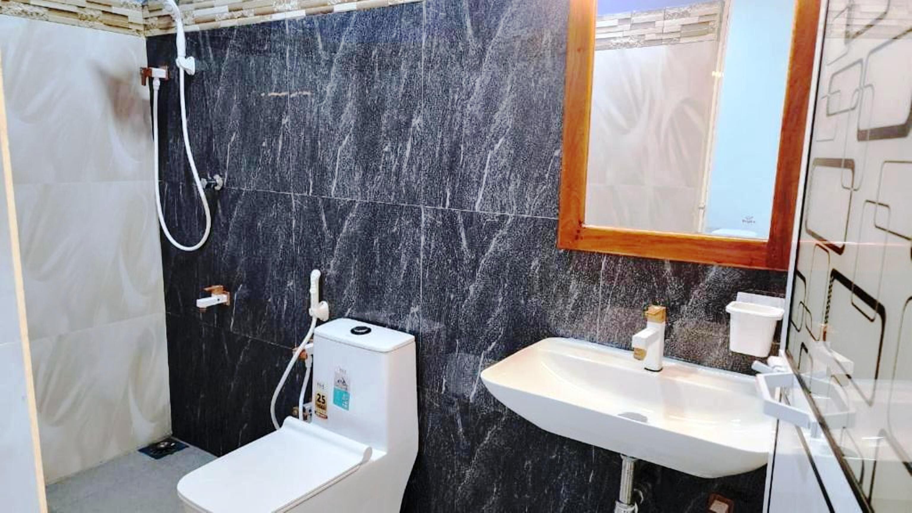 舒適四人房, 花園景觀 | 浴室 | 淋浴設備、免費盥洗用品、吹風機、毛巾