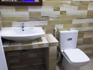 Comfort Quadruple Room, Garden View | Bathroom | Shower, free toiletries, hair dryer, bathrobes - Green star villa (Jaffna)