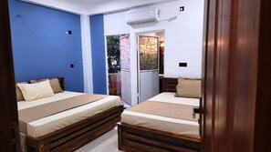 Habitació triple de luxe, vistes al jardí | Caixa forta a l'habitació i escriptori