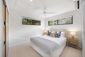 4 bedrooms, desk, iron/ironing board, WiFi - Coolum Beach Family Home with Ocean Views (Coolum Beach)