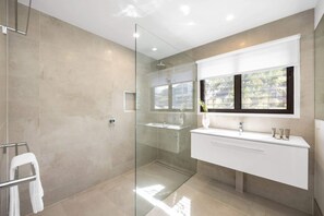 Shower, hair dryer, towels, shampoo - Coolum Beach Family Home with Ocean Views (Coolum Beach)