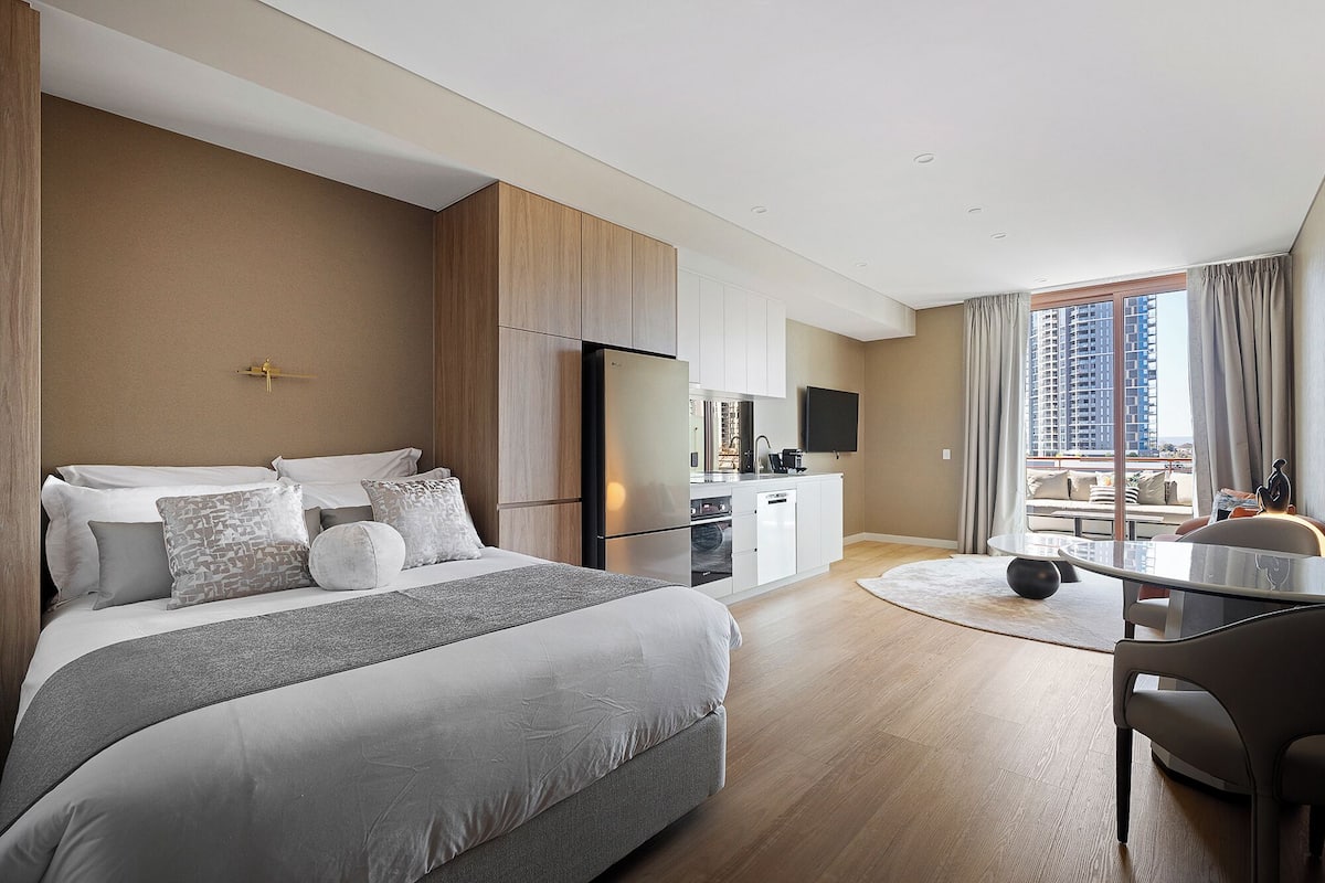 Premium studio suite, 1 queensize bed, niet-roken, keuken | Een strijkplank/strijkijzer, gratis wifi