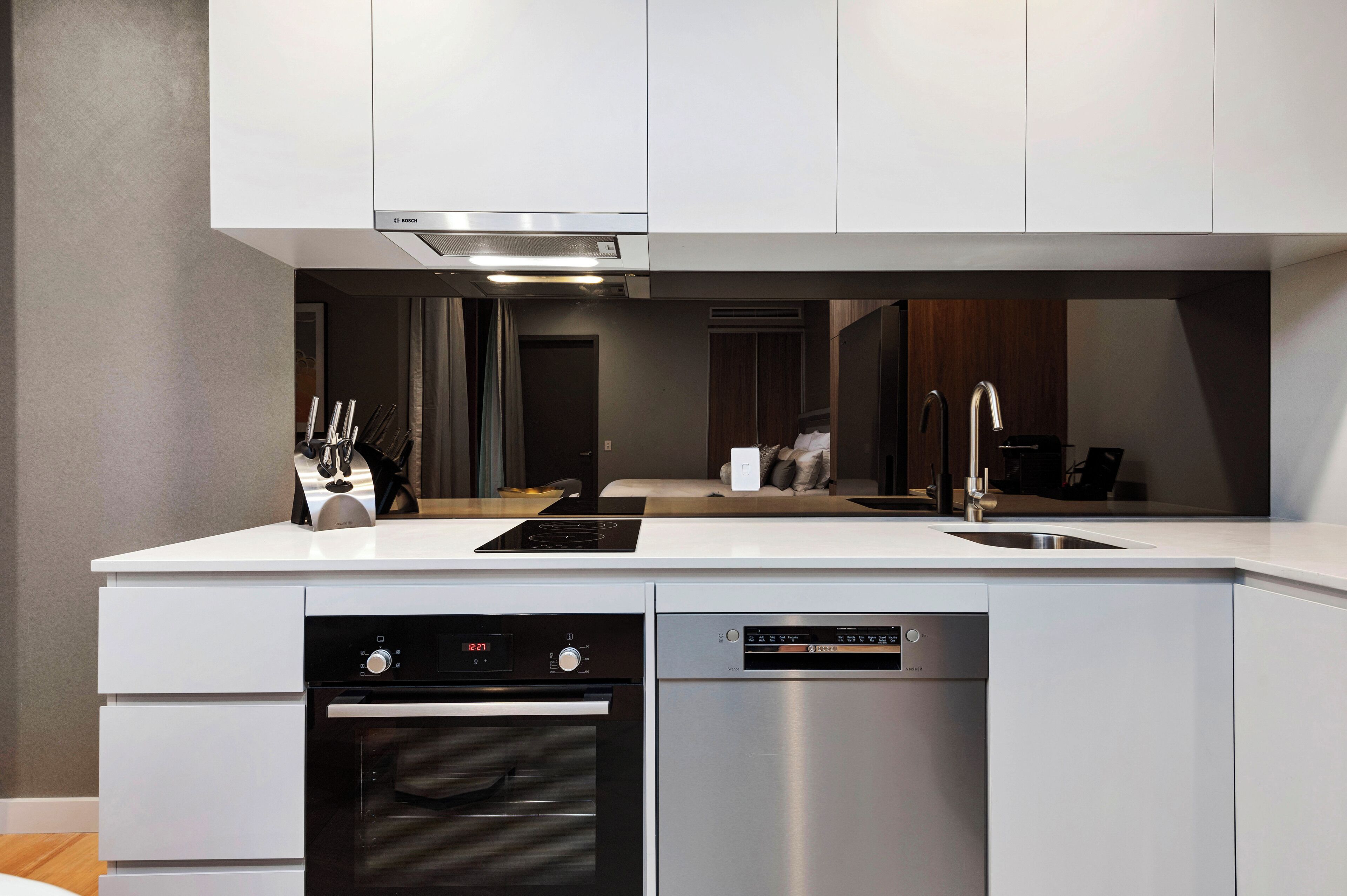 Een koelkast, een oven, een kookplaat, een vaatwasser