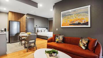 Premium studio suite, 1 queensize bed, toegankelijk voor rolstoelgebruikers, keuken | Woonruimte