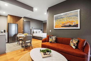 Premium studio suite, 1 queensize bed, toegankelijk voor rolstoelgebruikers, keuken | Woonruimte