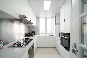 Frigorífico, microondas, placa de cocina y utensilios de cocina