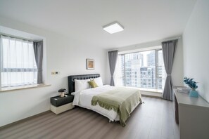 Escritorio, espacio para trabajar con laptop y wifi gratis