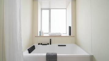 Apartemen Superior, 3 kamar tidur, balkon, pemandangan kota | Kamar mandi | Perlengkapan mandi gratis, pengering rambut, sandal, dan handuk