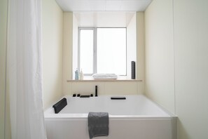 Apartemen Superior, 3 kamar tidur, balkon, pemandangan kota | Kamar mandi | Perlengkapan mandi gratis, pengering rambut, sandal, dan handuk