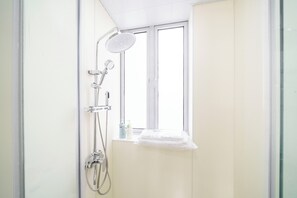 Apartamento superior, 3 habitaciones, balcón, vistas a la ciudad | Baño | Artículos de higiene personal gratuitos, secador de pelo y zapatillas