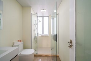 Apartamento superior, 3 habitaciones, balcón, vistas a la ciudad | Baño | Artículos de higiene personal gratuitos, secador de pelo y zapatillas