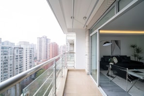 Property grounds - Tyms 3BR 2BA Apt near Xujiahui Metro  (Shanghai)