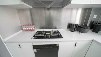 Fridge, microwave, stovetop, cookware/dishes/utensils