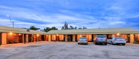 Chambre Double Standard, vue cour intérieure | Extérieur