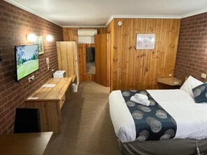 Chambre Double Standard, vue cour intérieure | Bureau, Wi-Fi gratuit, accès pour personnes à mobilité réduite