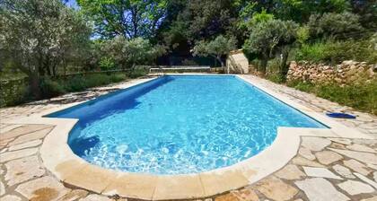 Jolie maison spacieuse avec une grande piscine