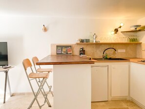 電子レンジ、コンロ、食器洗い機、コーヒー / ティーメーカー