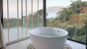 Suite | Private spa tub