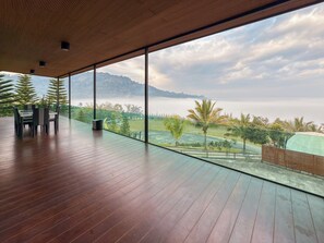 Family Room | Terrace/patio