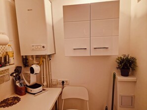 Secadora de cabello, toallas, jabón, papel de baño 